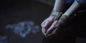 A gang kidnaps people