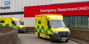 Man dies in front of a hospital