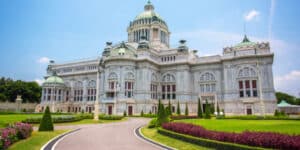 Thai king stops the parliament