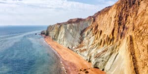 Iran closes the Strait of Hormuz