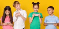 Screens and AI toys hurt children