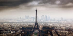 A lightning strikes the Eiffel Tower